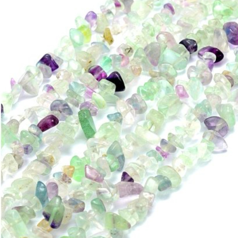 Fluorit, úlomky s dírkou, šňůra 80 cm