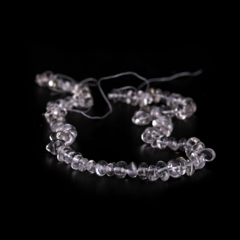 Křišťál, úlomky s dírkou, šňůra 80 cm