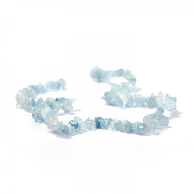 Akvamarín, úlomky s dírkou, šňůra 80 cm
