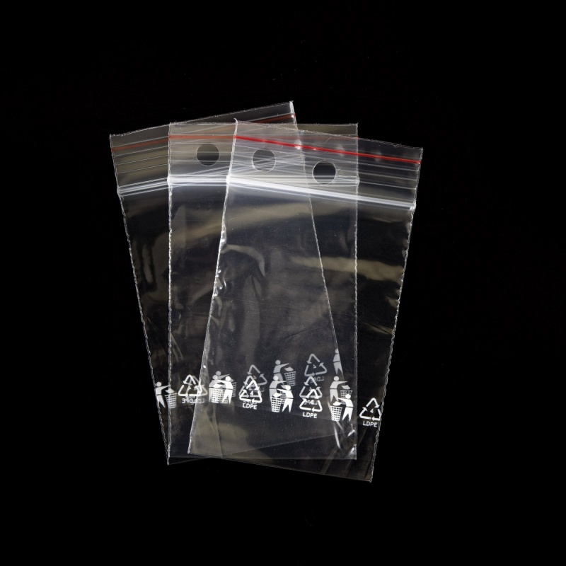 Zavírací sáčky 40 x 60 mm 100 ksRýchlozatváracie sáčky nebo zip-bag, jsou plastové sáčky vyrobené z polyethylenu s znovu uzatváreteľným zavírac�