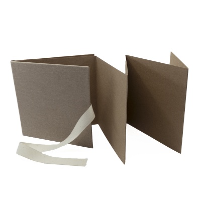Album v tvrdých deskách, 155 x155 mm, hnědý kraft