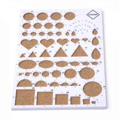 Plastová šablona na quilling s korkem