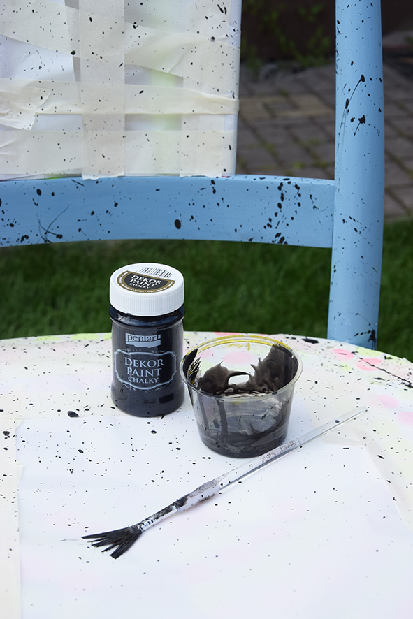 Na vytvoření stříkaček jsme použili zředěnou černou barvu Decor paint a vějířový štětec. Stříkačky jsme dělali na židli podloženou kartónem venku.