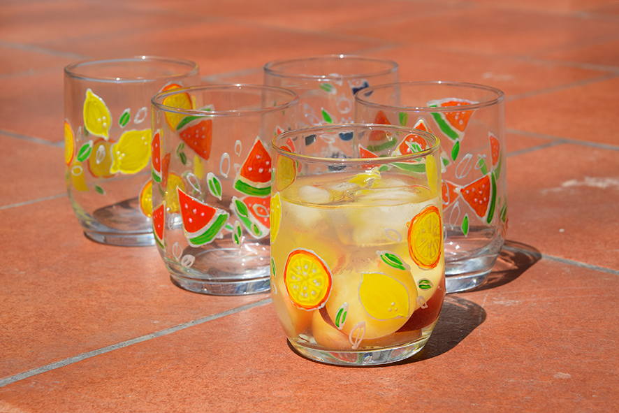 Ovocné skleničky na limonádu jsou namalované a dokončené. Můžeme si z nich vychutnat limonádu na letní terase.