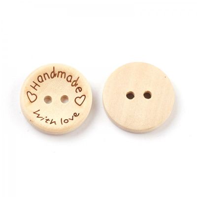 Dřevěný knoflík, nápis Handymade, průměr 2,5 cm