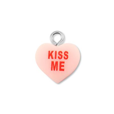 Pryskyřičný přívěsek, srdíčko "KISS ME" světle růžová